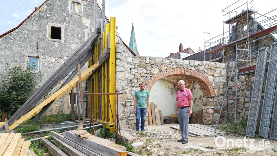Das Bürgerhaus in der Erbendorfer Bräugasse wird derzeit saniert. Technischer Angestellter Markus Meyer (links) und Bürgermeister Johannes Reger machen sich ein Bild von der Baustelle. Bild: njn