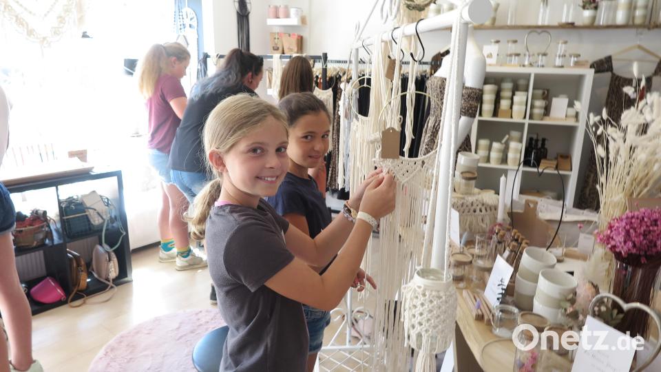 Viel Spaß hatten die Mädchen beim Makramee Workshop, bei dem sie einen Lebensbaum knüpfen durften. Bild: jzk