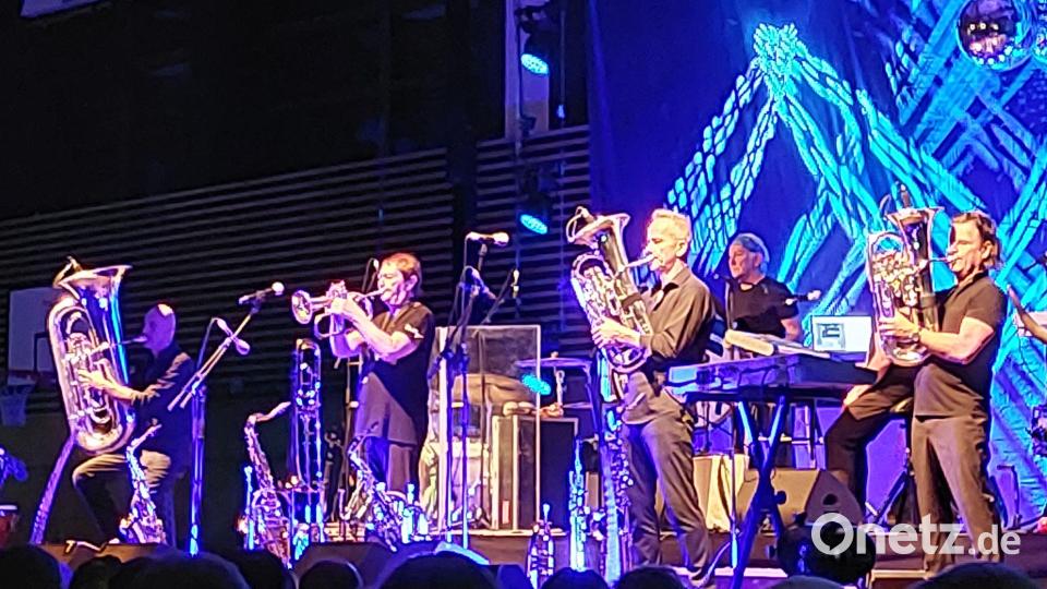 Haindling beim ersten Zelt- und Kultur-Festival in Schwandorf: Über 1000 Fans genossen den Auftritt von Hans-Jürgen Buchner (Zweiter von links) und seiner Band in der Oberpfalzhalle. Bild: Wilhelm Amann