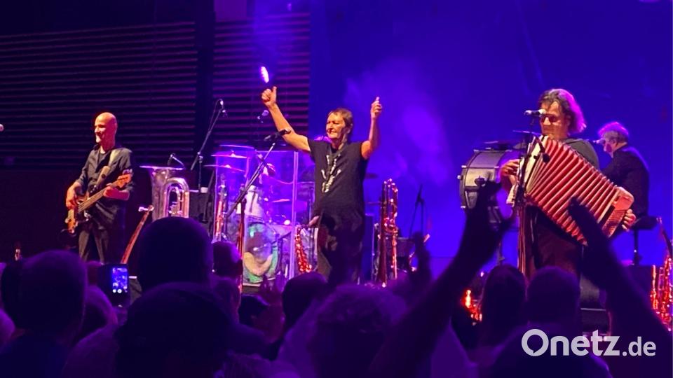 Auch nach 40 Jahren hat Hans-Jürgen Buchner (Mitte) noch immer großen Spaß bei seinen Auftritten. Bild: Wilhelm Amann