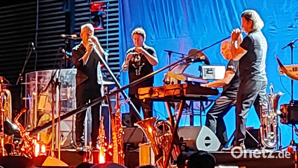 Zu den Instrumenten, mit denen Haindling musiziert, zählen auch ausziehbare Didgeridoos. Bild: Wilhelm Amann