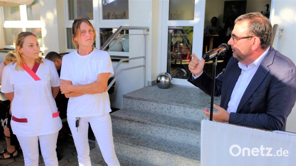 Der Gesundheitsminister im Gespräch mit Pflegekräften des BRK-Seniorenheimes Eschenbach. Bild: do