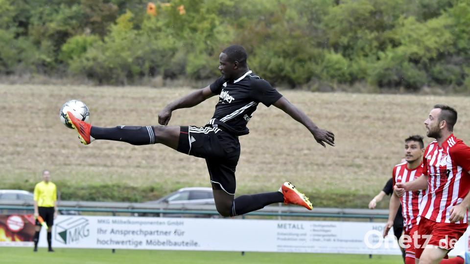 Da staunen Andrej Dauer (ganz rechts) und Iliuta Totolici (Zweiter von rechts ) vom SV Inter Bergsteig Amberg nicht schlecht: Adrian Robinson vom SV Schmidmühlen (links) glänzt mit einem akrobatischen Torschuss. Bild: Hubert Ziegler