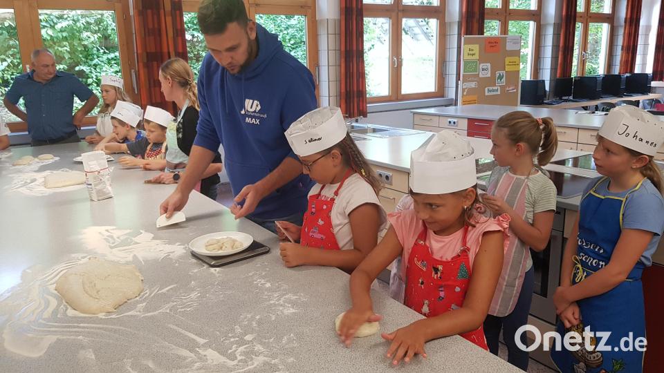 Viele kleine Pizzabäcker waren auf Einladung des CSU-Ortsverbands, in der Küche der Pfalzgraf-Friedrich-Mittelschule am Werkeln, um leckere Pizzen zuzubereiten. Bild: dob