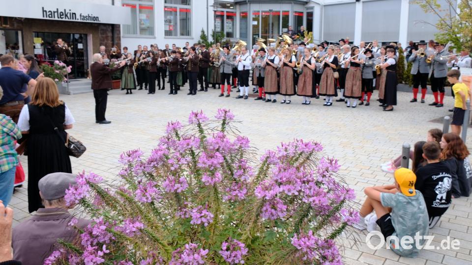 Ein Standkkonzert mit über hundert Musikern eröffnete den offiziellen Teil der Kirchweih Bild: mab
