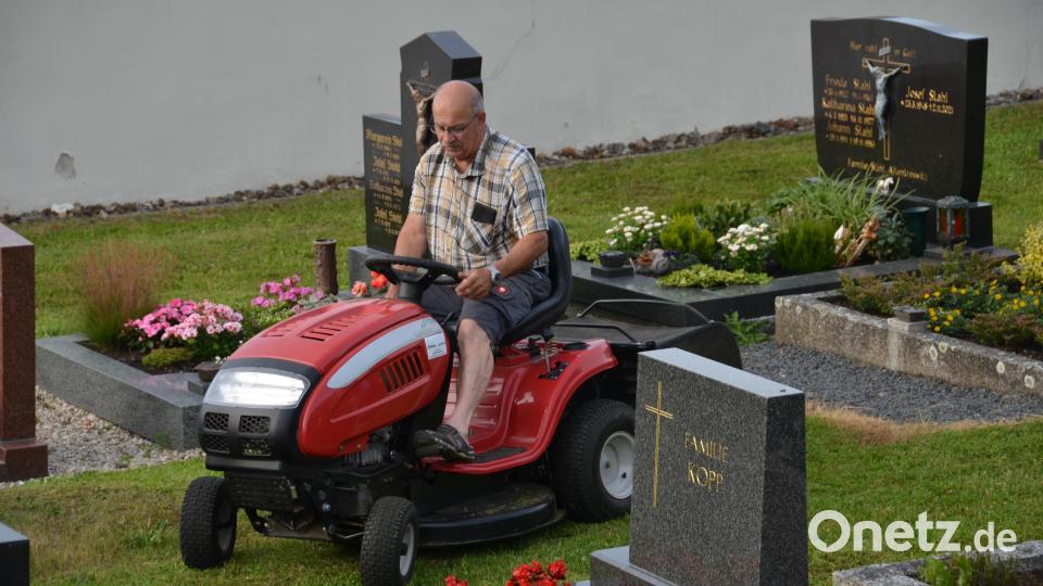 Helmut Zwack übernimmt die Mäharbeiten auf dem kircheneigenen Aufsitzmäher in den breiteren Gängen. Bild: dob