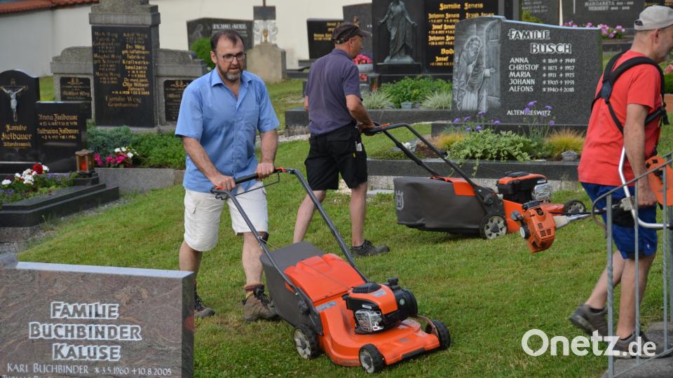 Johann Feneis und weitere Helfer mähen die kleineren Flächen mit den Handrasenmähern. Bild: dob