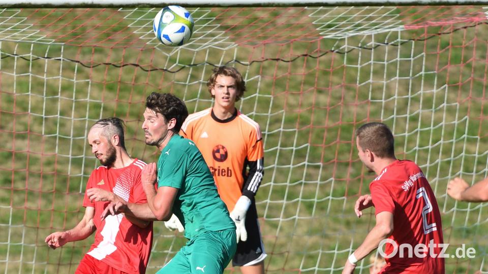 Lange Zeit wähnte sich die SpVgg Vohenstrauß (links Sebastian Striegl) gegen den Favoriten aus Schlicht (im Bild Stefan Meisel) auf der Siegerstraße. Doch in der Nachspielzeit kassierte die Schuster-Elf noch den Ausgleich. Bild: Büttner