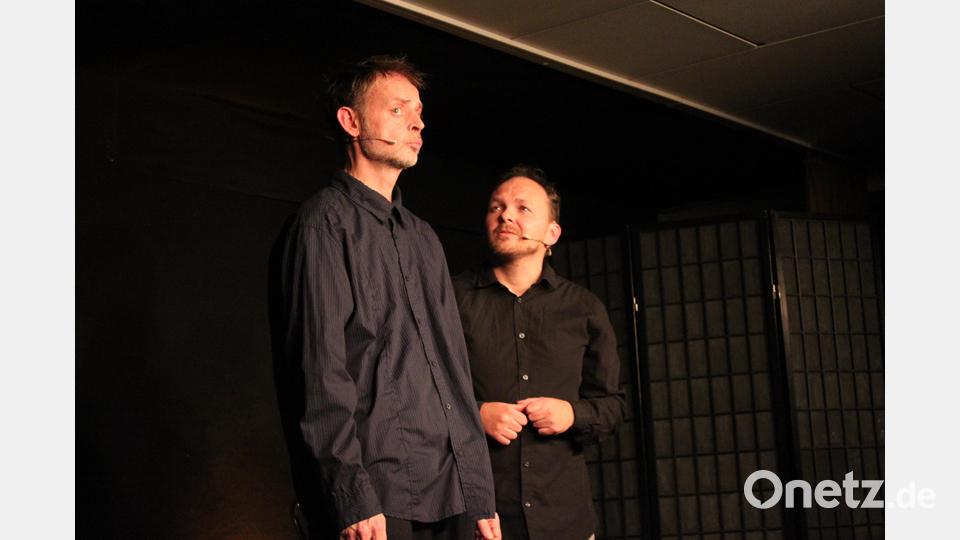 Robert Blöchl und Roland Penzinger sind Großmeister der Gestik und Mimik. Das Kabarettduo BlöZinger versammelt in ihrem achten Bühnenprogramm einige Figuren der ersten sieben Programme in einer Geschichte. Archivbild: prh
