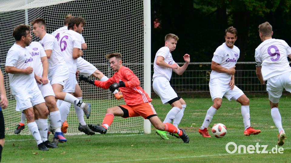 Nach einem Rückpass kassierte der TSV Detag Wernberg das 0:2 gegen den SV Etzenricht per indirektem Freistoß aus kurzer Distanz: Die "Detag-Wand" auf der Torlinie war machtlos. Bild: ham