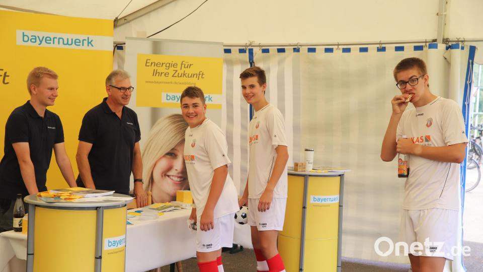 Vohenstraußer Kicker informieren sich in der Spielpause am Stand des Bayernwerks. Bild: war