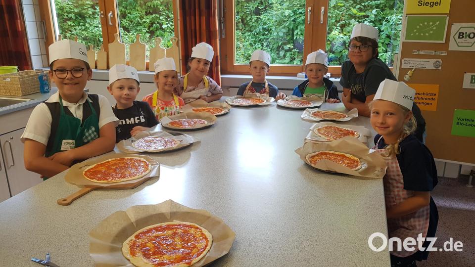 Viele kleine Pizzabäcker waren auf Einladung des CSU-Ortsverbands, in der Küche der Pfalzgraf-Friedrich-Mittelschule am Werkeln, um leckere Pizzen zuzubereiten. Natürlich wurden die leckeren Spezialitäten auch gemeinsam verzehrt. Bild: dob