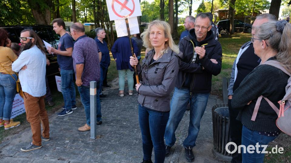 Die Ausführungen des Ministers zur Coronapandemie gefallen nicht allen: Selbst ernannte Impfgegner waren mit Protest-Transparenten vor Ort. Bild: do