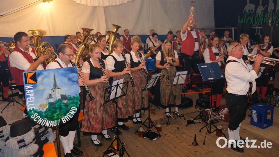 Die beiden Gastkapellen beim Stimmung machen im Festzelt. Bild: mab