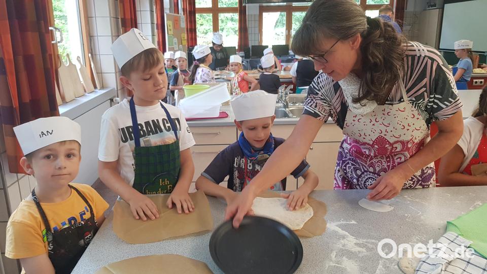 Viele kleine Pizzabäcker waren auf Einladung des CSU-Ortsverbands, in der Küche der Pfalzgraf-Friedrich-Mittelschule am Werkeln, um leckere Pizzen zuzubereiten. Kerstin Birkner leitete die Kinder fachmännisch an. Bild: dob