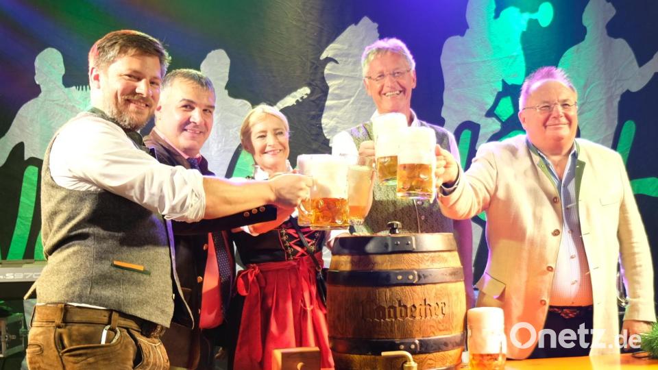 Bürgermeister Peter Neumeier, Michel Weiler von der Brauerei Naabeck, Zweite Bürgermeisterin Gabi Wittleben, Dritter Bürgermeister Karlheinz Dausch und Festwirt Gerhard Böckl (von links) nach dem erfolgreichen Anzapfen. Bild: mab