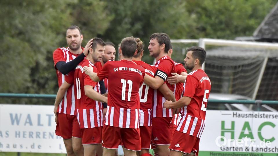 Die Spieler des SV Inter Bergsteig beim Torjubel. Mit 2:0 gewannen sie das Top-Duell und bleiben weiter an der Spitze der Kreisliga Süd. Bild: Hubert Ziegler