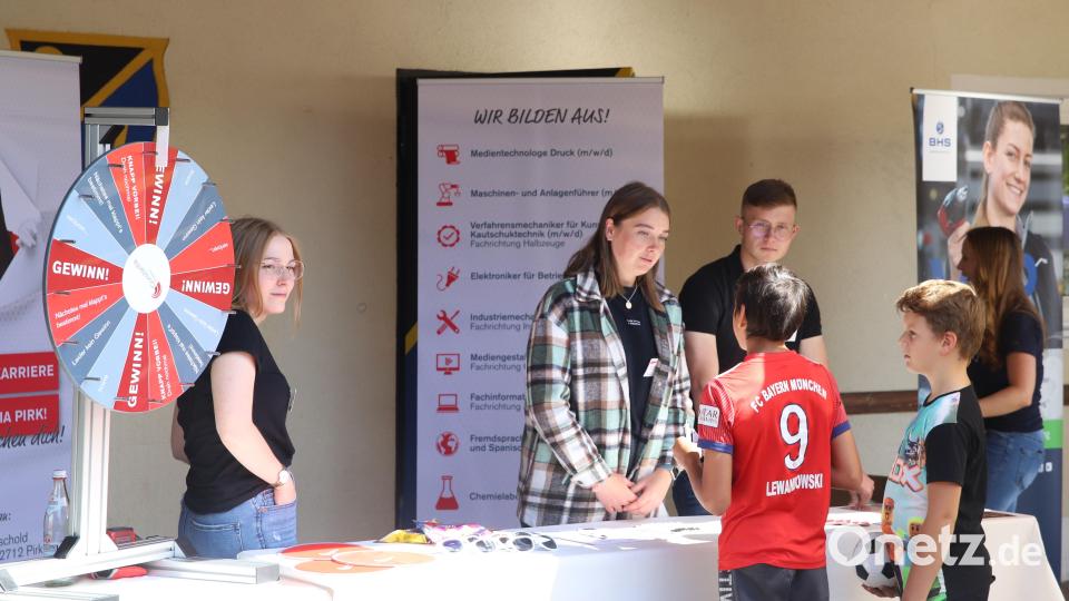 Das Glücksrad lockt zum Beratungsstand Constantia auch jüngere Geschwister der Kicker an. Bild: war