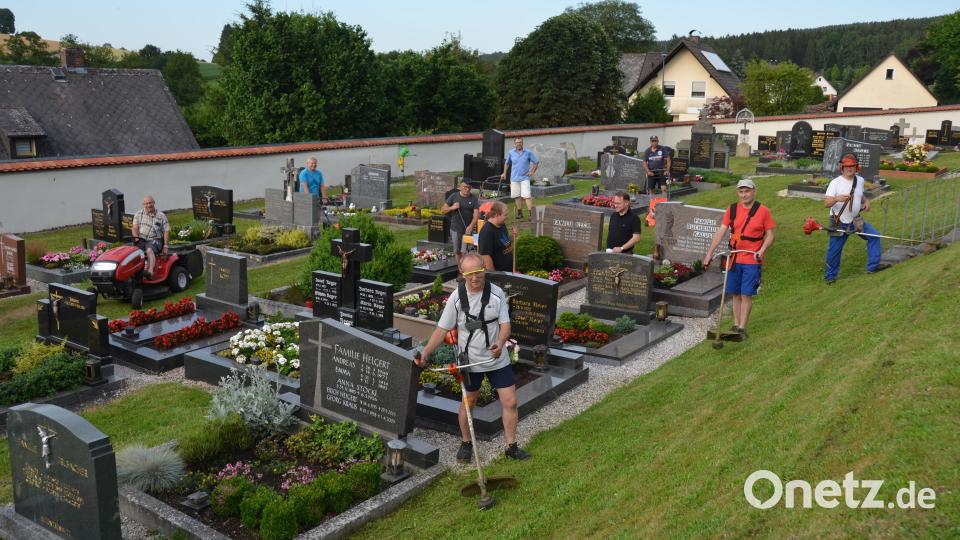 Wenn die Männer mindesten sieben Mal im Jahr mit ihren Geräten auf dem Friedhofsgelände anrücken, dann ist reges Treiben zu beobachten. Jeder Handgriff sitzt. Dekan Alexander Hösl (Mitte, Zweiter von rechts) weiß die Arbeit des Helferstabs sehr zu schätzen. Bild: dob