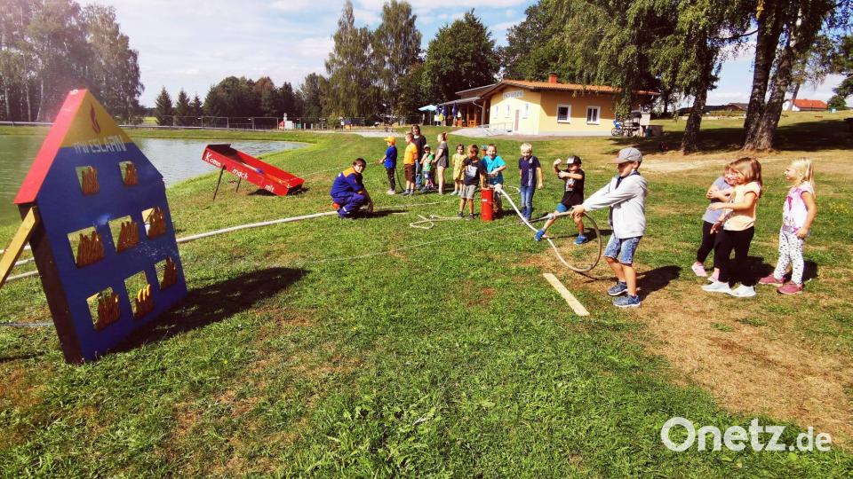 Die Kinder übten mit dem Strahlrohr am Spielhaus das Löschen und am Flipper ihre Zielgenauigkeit. Bild: gz