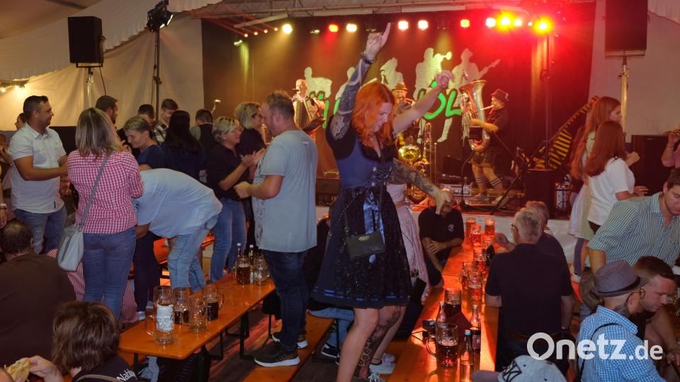 Mit der Partyband „Wöidarawöll“ herrschte beste Kirwagaudi im Festzelt am Schlosspark. Bild: mab