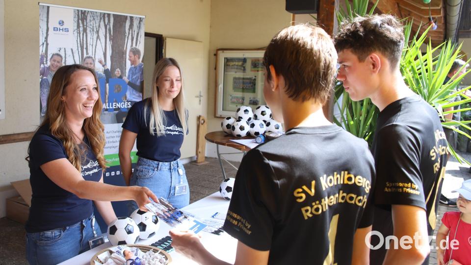 Freundliche Beratung und Flyer holen sich die Juniorenspieler aus Kohlberg am Stadt von BHS-Corrugated ab. Bild: war
