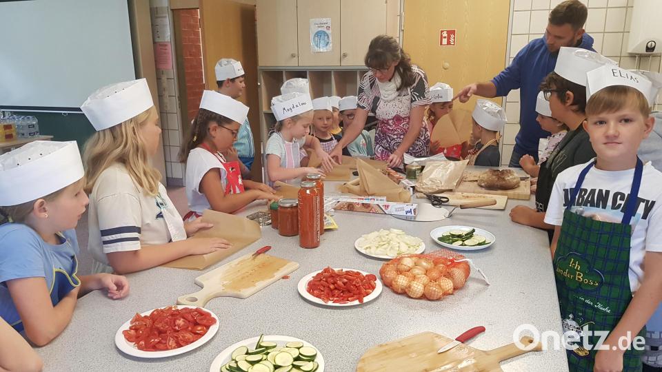 Viele kleine Pizzabäcker waren auf Einladung des CSU-Ortsverbands, in der Küche der Pfalzgraf-Friedrich-Mittelschule am Werkeln, um leckere Pizzen zuzubereiten. Kerstin Birkner leitete die Kinder fachmännisch an. Bild: dob