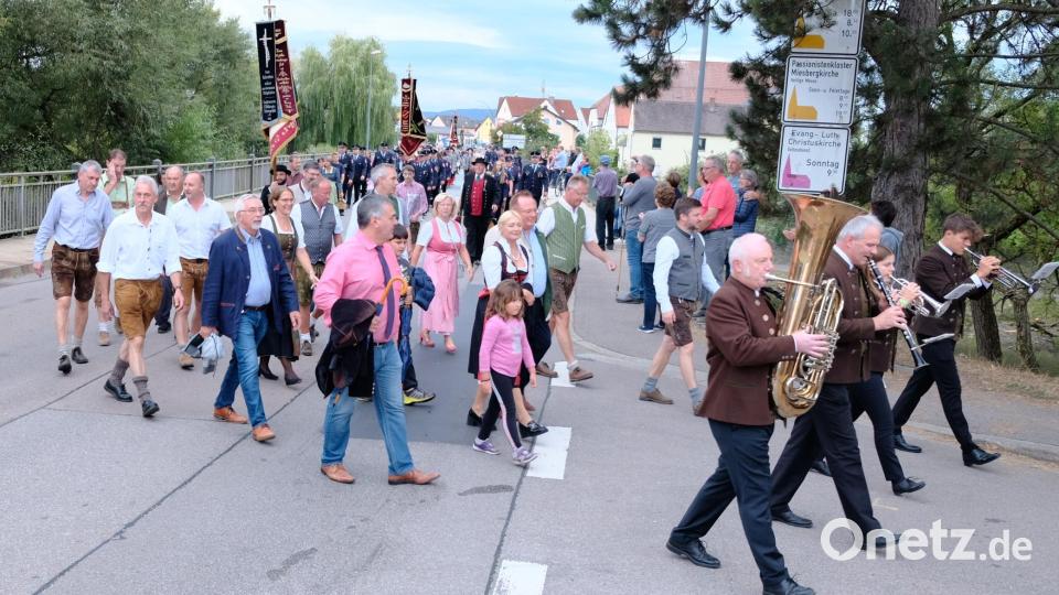Der Festzug in Richtung Schlosspark setzte sich mit viel Musik, Ehrengästen und Vereinen in Bewegung. Bild: mab