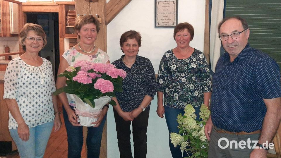 Einen Blumenstock erhielt Christa Träger für 25 Jahre als Ortsbäuerin. Bild: whw