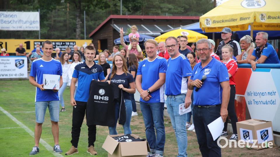 Einen Satz Hoodies gewinnen die Sieger der SG Etzenricht-Weiherhammer-Neunkirchen bei den A Junioren Bild: war