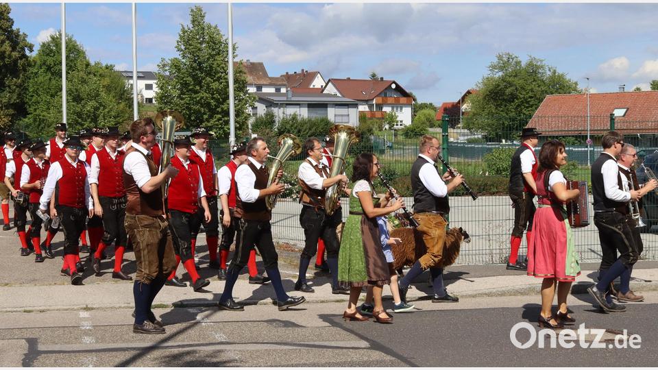 Die Birgländer Musikanten begleiten die Boum zum Einholen ihrer Moila. Bild: mfh