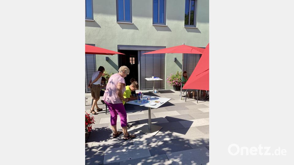 Seifensiederin Helga Kustner bei der ARbeit mit Kindern im BuchHaus Bild: mma