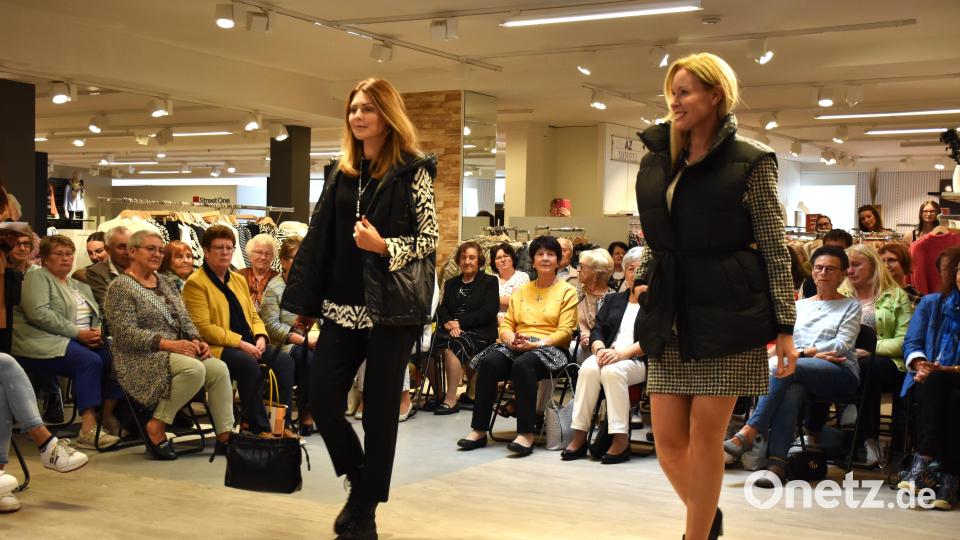 Begeistert schauten gut 200 Gäste in zwei Durchläufen bei der Modenschau zu. Gedeckte Farben und jede Menge kuschelige Jacken aus pflegeleichten Stoffen sind in diesem Modeherbst der angesagte Renner. Bild: ubb