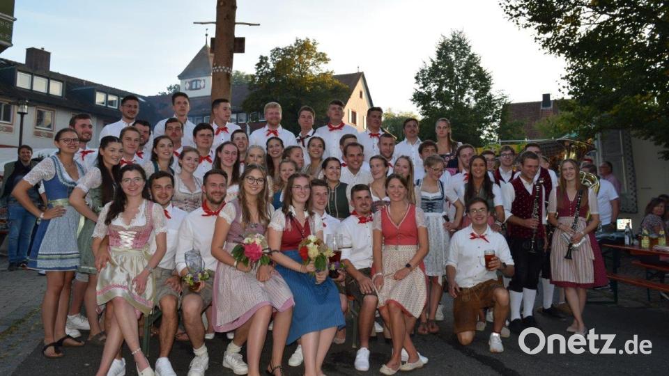 Eng geht&#039;s zu unter dem Kirwabaum: 21 Paare bietet Edelsfeld zum Comeback seines Brauchtumsfestes auf. Bild: wfe