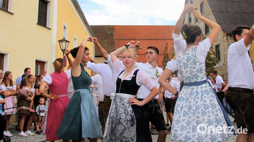 Die Kirwapaare zeigten mehre Volkstänze (bjo) Bild: bjo