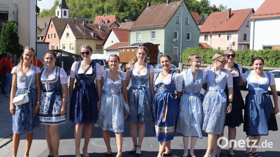 Kirwamoila auf dem Weg ins &quot;Nirgendwo&quot;: Sie verteilen sich auf die Wirtshäuser in Rosenberg, wo ihre Boum sie anschließend suchen und ihre Zeche zahlen müssen. Bild: mfh