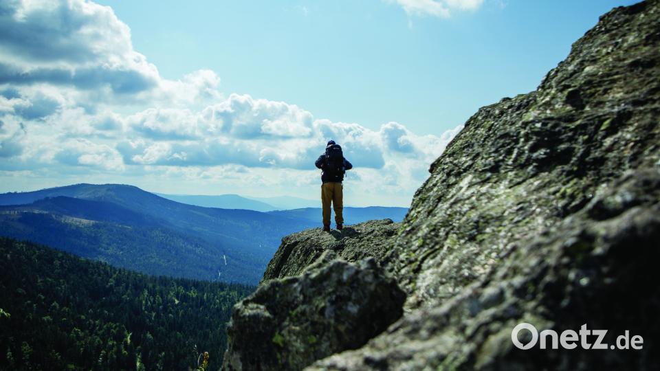 Der Osser lädt ein zum Blick auf die Grenzgeschichte zwischen Bayerischem und Böhmerwald. Bild: Benedikt Seidl/exb