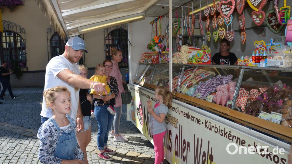 Süßigkeiten zogen die kleinen Marktbesucher magisch an. Das Naschparadies war wörtlich zu nehmen. Bild: dob