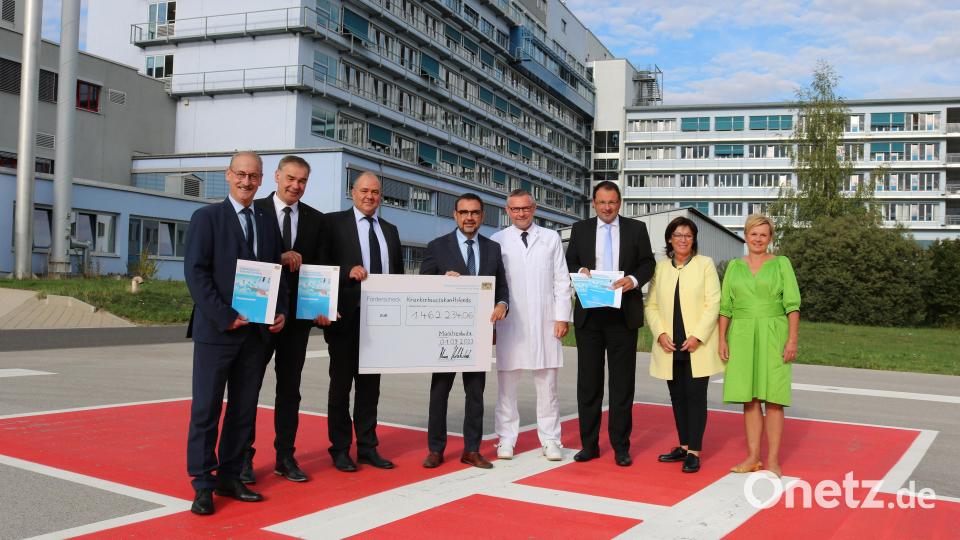 Gesundheitsminister Klaus Holetschek besuchte das Klinikum Fichtelgebirge. Im Bild von links Klaus von Stetten, Peter Berek, Alexander Meyer, Klaus Holetschek, Dr. Philipp Koehl, Martin Schöffel, Christine Eisa, Kornelia Schaffhauser. Bild: Klinikum Fichtelgebirge/exb
