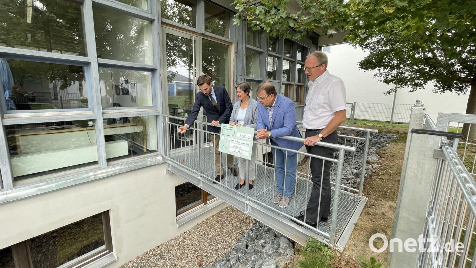 Auch außen hat sich einiges getan: (von links) Fördervereins-Vorsitzender Stephan Oetzinger, Stiftungs-Vorsitzende Christina von Seckendorff, Bürgermeister Karlheinz Budnik und der Leiter der Umweltstation, Frank Holzförster, schauen sich die Umbaumaßnahmen bei den Laboren an. Bild: kmo