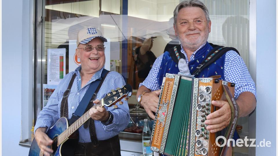 Die Gschamigen packen am Sonntag an der Stationsbühne die Instrumente aus. Bild: mfh