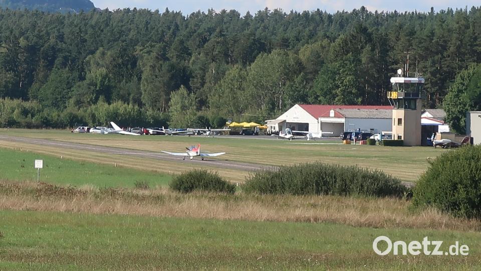 Im letzten Jahr hat die Startbahn des Flugplatzes Latsch 27.606 Starts und Landungen mitgemacht. Bild: Kunz