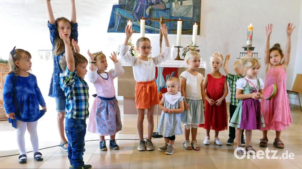 Zum Stück &quot;Gottes Liebe ist so wunderbar&quot; versammelten sich Kinder auf den Altarstufen und begleiteten es mit rhythmischen Bewegungen. Bild: hai