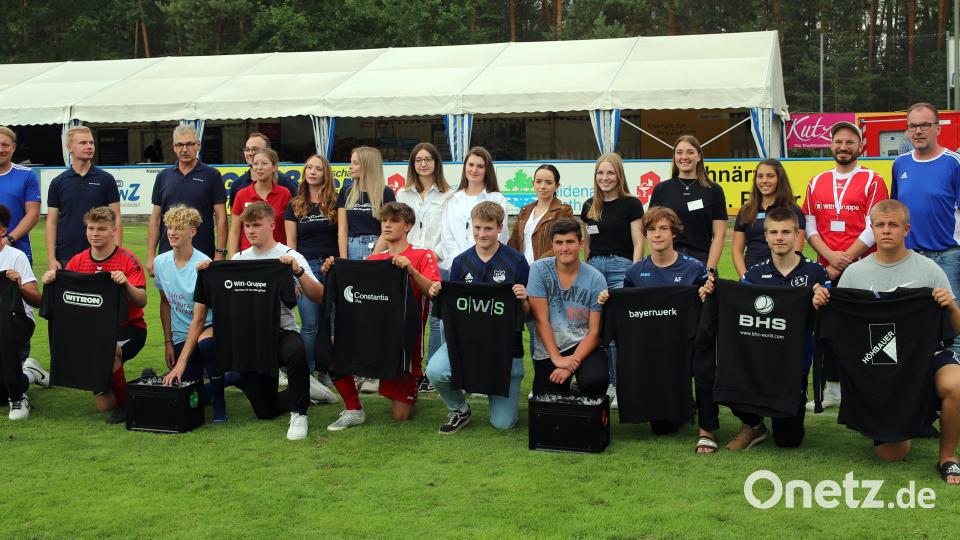 Die Mannschaftskapitäne und Sponsoren der Trainings- und Freizeitgegenstände beim Messe-Cup. Bild: war