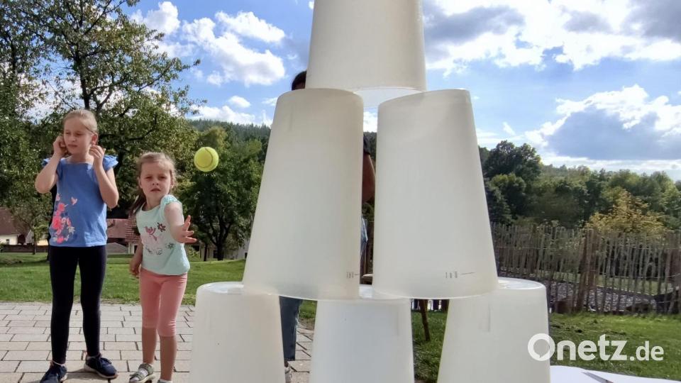 Der Klassiker der Spielstraßen macht immer wieder Spaß: Dosenwerfen beim Pfarrfest in Wutschdorf. Bild: gri