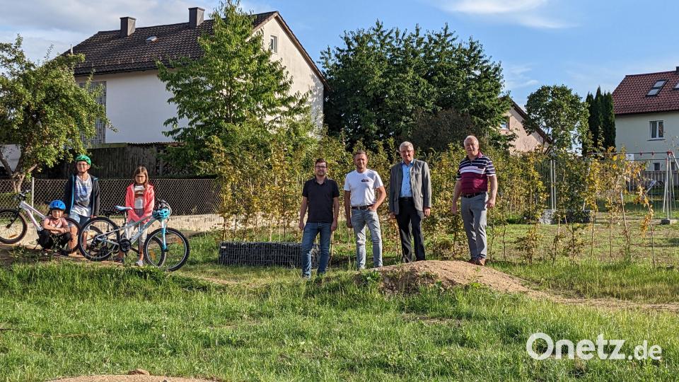 Das Spielplatzprojekt der CSU Erbendorf nähert sich der Fertigstellung. Der Bike-Trail kann schon befahren werden. Auf dem Bild (von links): Stadträte Dominik Vollath und Toni Schinner, Bürgermeister Johannes Reger und Stadtrat Alfons Meierhöfer mit den ersten Bikern. Bild: ckl
