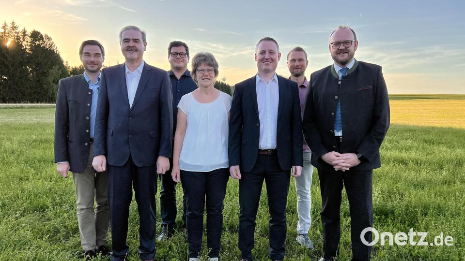 Johannes Kett (Dritter von rechts.) will in die Fußstapfen der verstorbenen Bürgermeisterin Marianne Rauh treten. Er setzt auf sein CSU-Team, für das stellvertretend stehen Landrat Andreas Meier (rechts), MdL Stephan Oetzinger (links) und die Gemeinderäte Karl Völkl, Florian Neumann, Gabi Lukas und Bernhard Kick (von links). Bild: Eichl