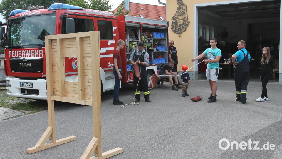Die jungen Leute sind mit Begeisterung dabei, etwa beim Leinenbeutel-Zielwerfen. Bild: pi