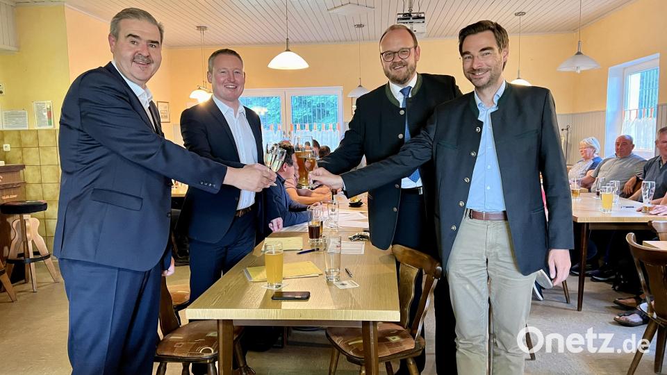 Die CSU schickt den Fraktionssprecher im Gemeinderat, Johannes Kett (Zweiter von links), ins Rennen um das Bürgermeisteramt; darauf stoßen der Zweite Bürgermeister Karl Völkl, Landrat Andreas Meier und MdL Stephan Oetzinger an (von links). Bild: Eichl