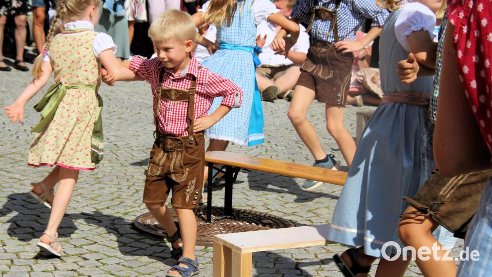 Kinderpaare führten zwei Tänze auf (bjo) Bild: bjo